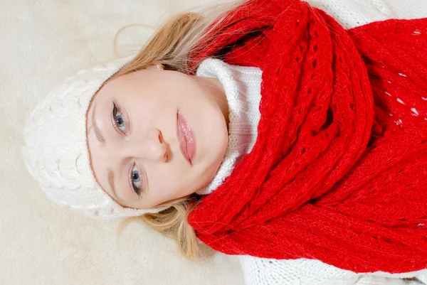 Femme en bonnet tricoté — Photo