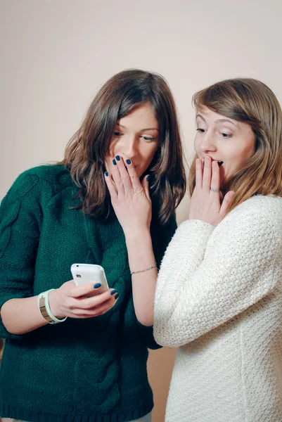 Freundinnen suchen am Telefon — Stockfoto