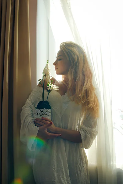 Mulher com flor de orquídea — Fotografia de Stock