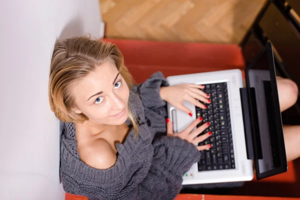 Donna in cardigan lavorato a maglia — Foto Stock