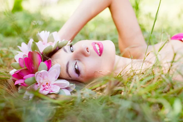 Vrouw liggend op groen gras — Stockfoto