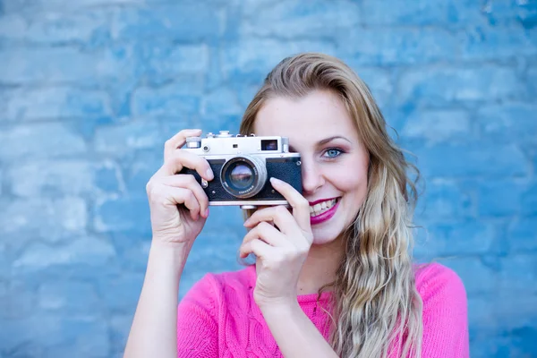 レトロな写真のカメラを持つ女性 — ストック写真