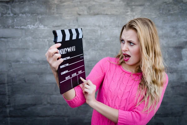 Mujer con tablero de aplausos de cine — Foto de Stock