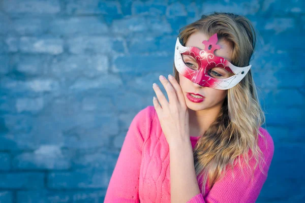 Mulher loira usando máscara de carnaval — Fotografia de Stock