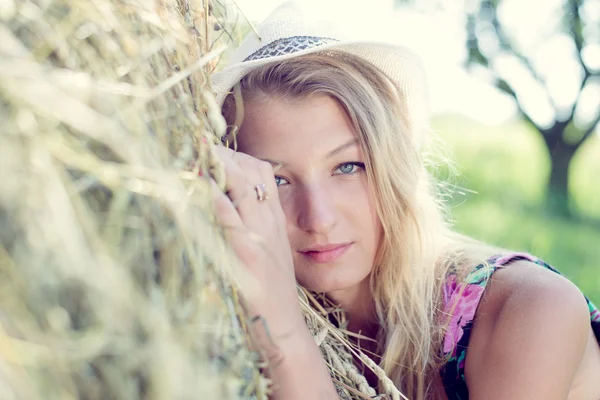 Femme couchée sur l'herbe sèche de foin — Photo