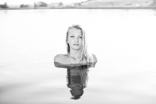 Kvinna bada i havet — Stockfoto