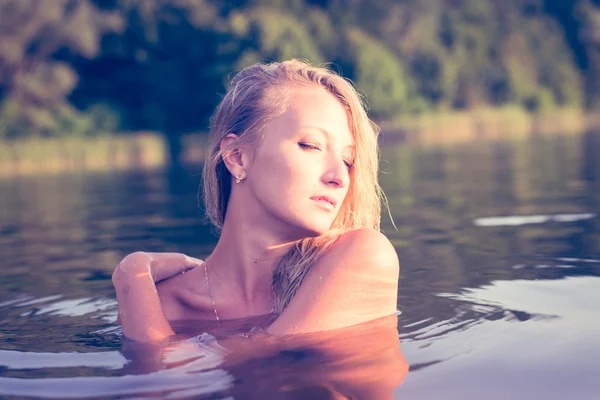 海で泳いでいる女性 — ストック写真