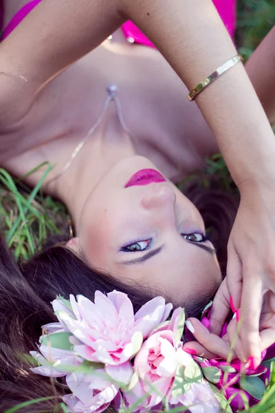 Vrouw liggend op groen gras — Stockfoto