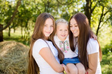 Kız küçük çocuk ile