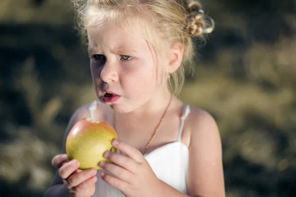 Маленькая девочка с яблоком — стоковое фото