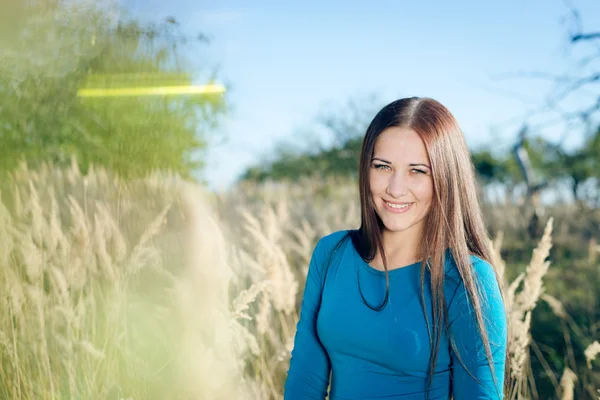 Meisje in een blauwe jurk — Stockfoto