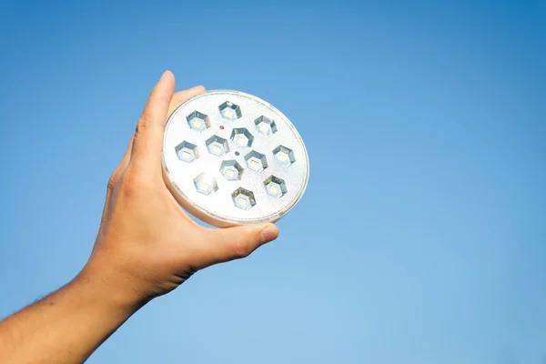 LED лампа в руке — стоковое фото