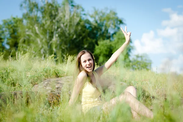 Молодая женщина на траве — стоковое фото