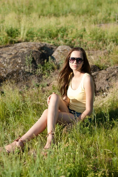 Jeune femme avec lunettes de soleil — Photo