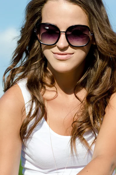 Young woman with sun glasses — Stock Photo, Image