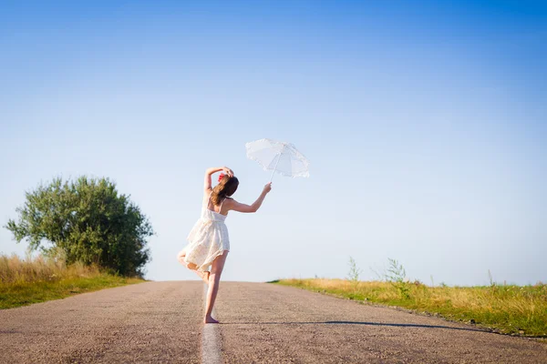 Donna con ombrello su strada — Foto Stock