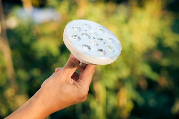 LED лампа в руке — стоковое фото