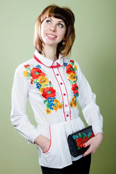 Mujer en ropa bordada ucraniana —  Fotos de Stock