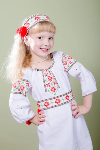 Flicka i ukrainska broderade kläder — Stockfoto