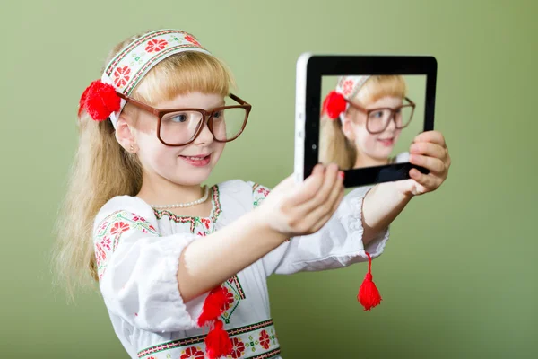 Chica en ropa ucraniana haciendo selfie — Foto de Stock