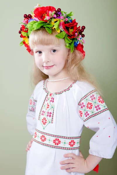 Девушка в украинской вышитой одежде — стоковое фото