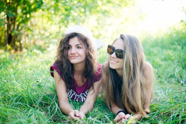 Çimenlerde yatan kızlar