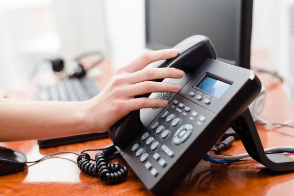 Mão feminina segurando telefone — Fotografia de Stock