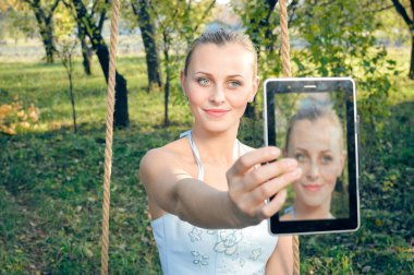 Kadın selfie yapma hali üzerinde