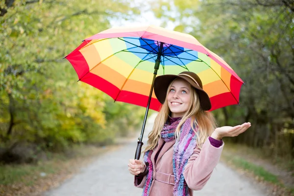 Jonge dame met regenboog — Stockfoto