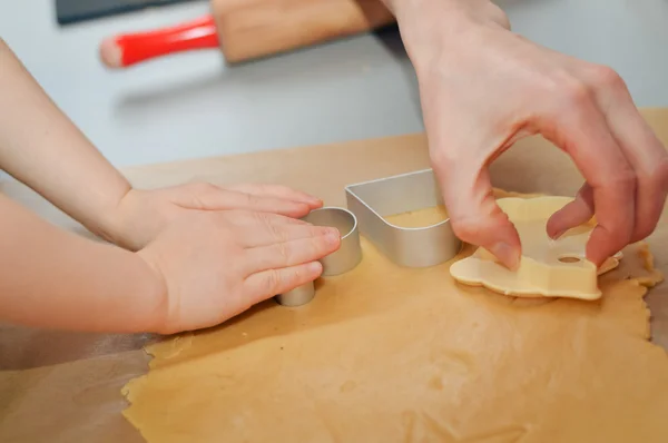 Hands decorating the cookies — Stock Photo, Image