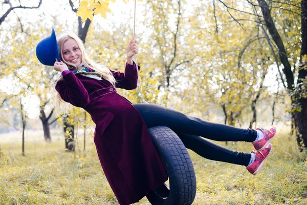 Mulher se divertindo em balanço — Stockfoto