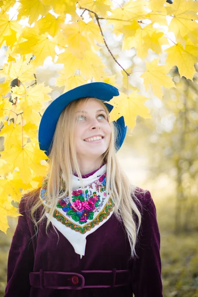 Chica con sombrero azul en el parque —  Fotos de Stock
