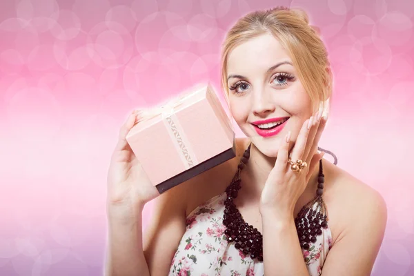 Girl holding gift box — Stock Photo, Image