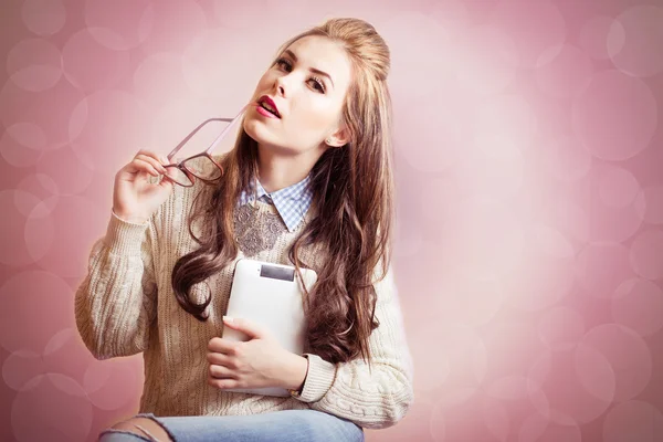 Menina bonita com tablet — Fotografia de Stock