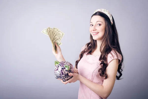 Mujer joven con dinero —  Fotos de Stock