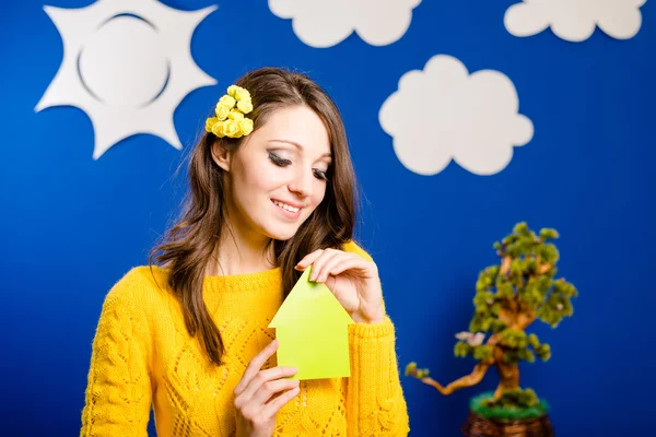 Girl in yellow sweater — Stock Photo, Image