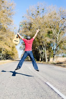 Adam yolda gitar ile