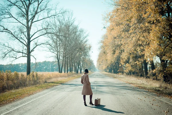 Mujer con maleta vintage —  Fotos de Stock