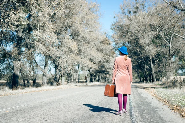 Mujer con maleta vintage — Foto de Stock