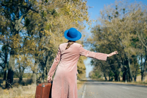 Donna con valigia vintage — Foto Stock