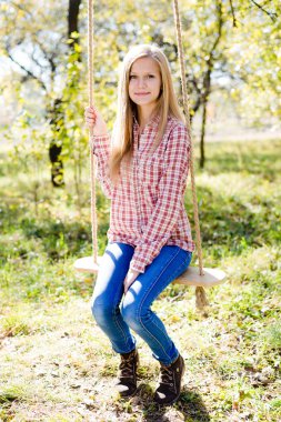 salıncakta oturan kız