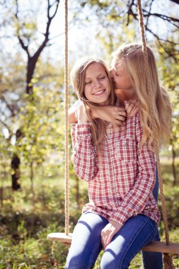Sonbahar parkta birlikte kucaklayan kızlar