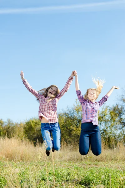 Girls jumping  jumping high — Stock Photo, Image