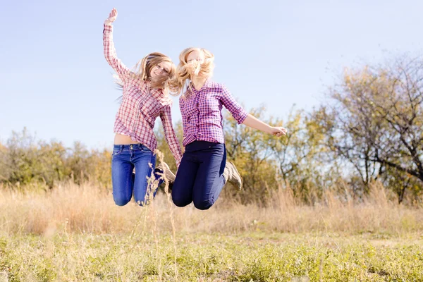 Meisjes springen hoog springen — Stockfoto