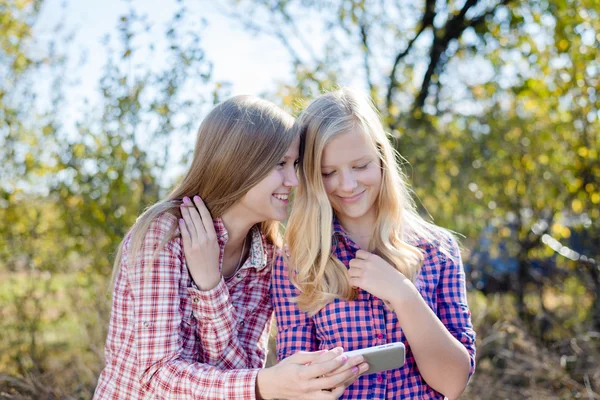 Flickor med mobiltelefon utomhus — Stockfoto