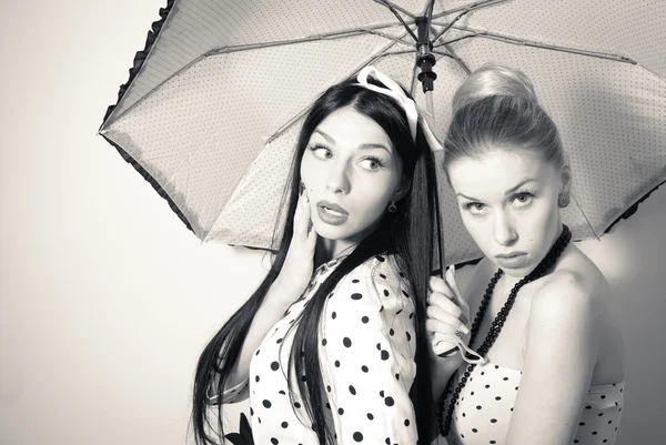 Pinup γυναίκες με λευκή ομπρέλα — Φωτογραφία Αρχείου
