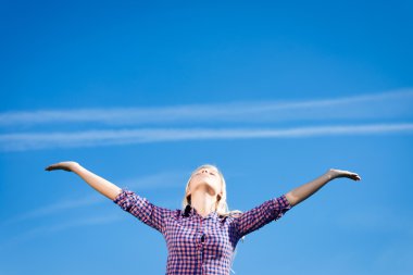 Alan elinde ayakta kız