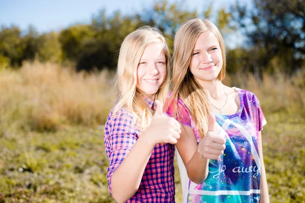 Adolescentes dando polegares para cima — Fotografia de Stock