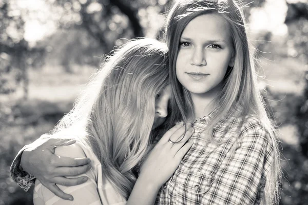 Девушки обнимаются в осеннем парке — стоковое фото