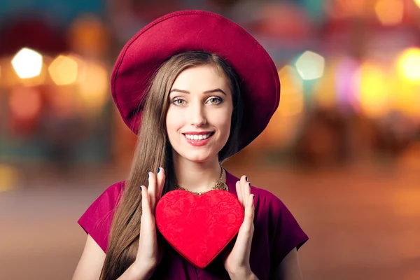 Mujer joven con presente —  Fotos de Stock